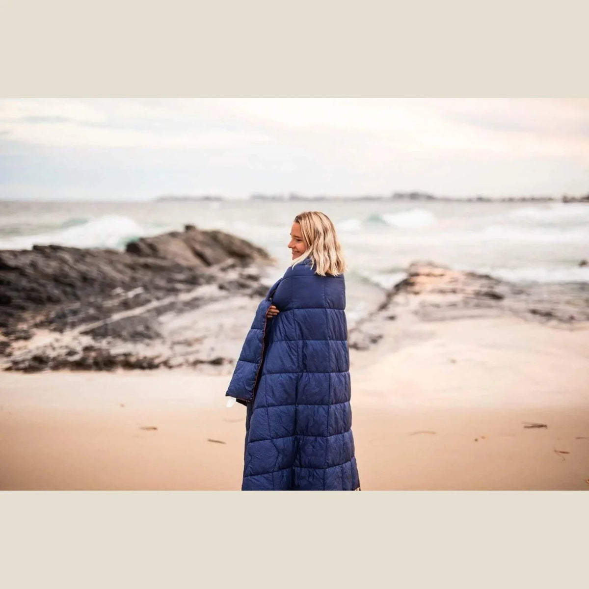 NAKIE DEEP OCEAN BLUE SUSTAINABLE DOWN - PUFFY BLANKET - Hunt The Night