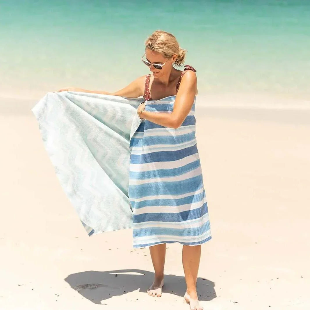 NAKIE OCEAN BREEZE - RECYCLED SAND FREE BEACH TOWEL - Hunt The Night