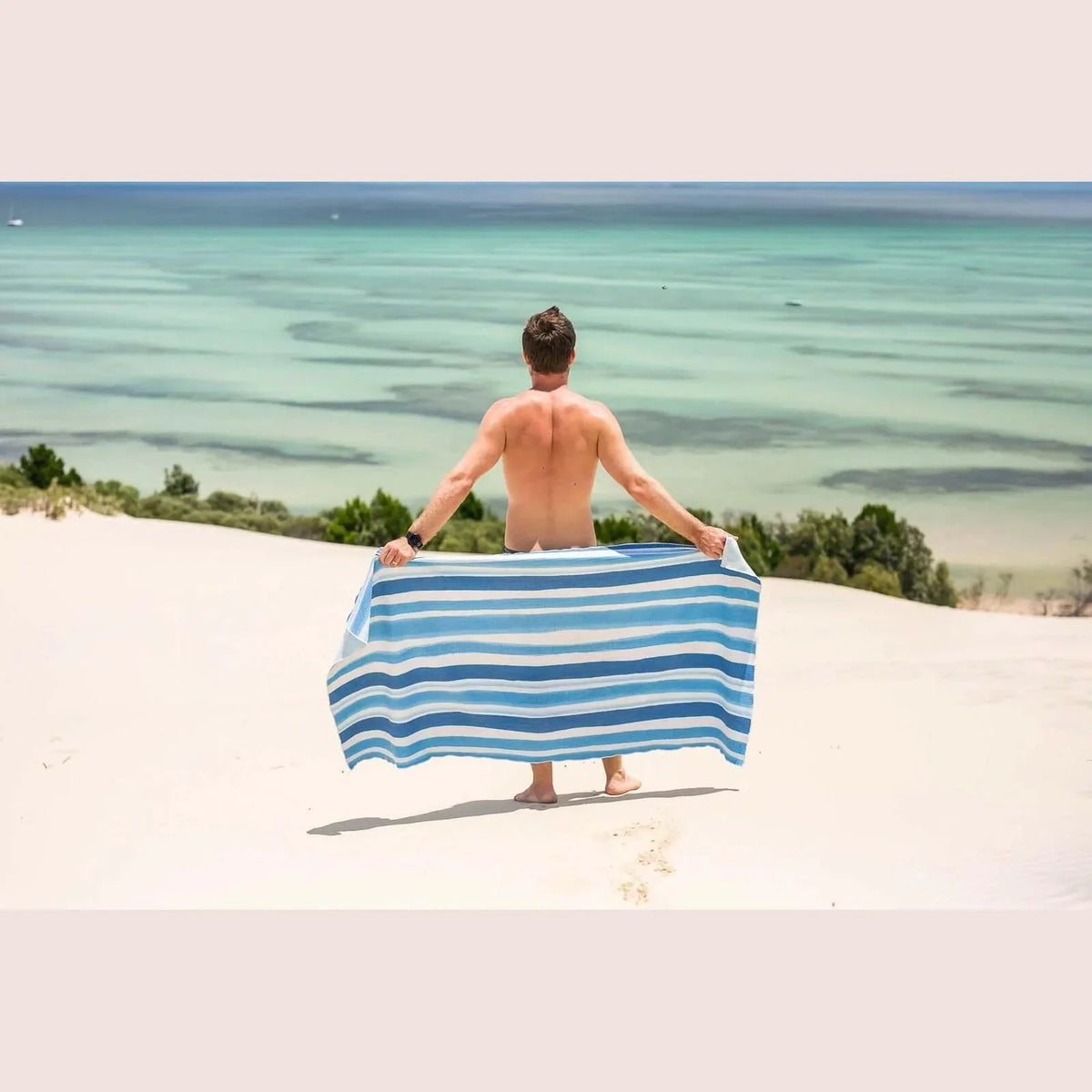 NAKIE OCEAN BREEZE - RECYCLED SAND FREE BEACH TOWEL - Hunt The Night