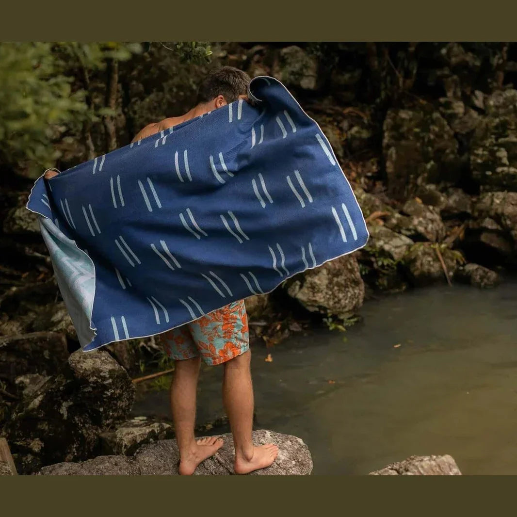 NAKIE SALTY WAVES - RECYCLED SAND FREE BEACH TOWEL - Hunt The Night